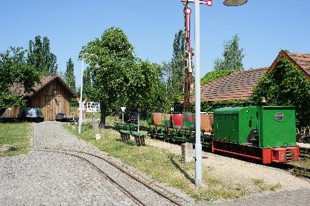 Der Bahnhof der Feldbahn Guben mit einem Personenzug 