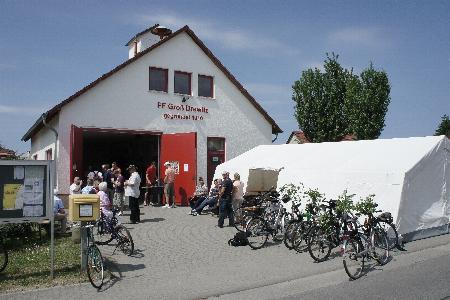 Vor dem Feuerwehrhaus, mit aufgebautem Zelt, Bier und Grillzeugverkauf